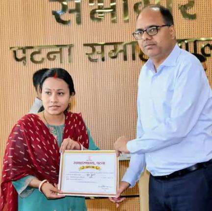 आज समाहर्ता-सह-जिलाधिकारी, पटना द्वारा राजस्व मामलों की समीक्षा की गई। 1 अप्रैल, 2024 को दाखिल-खारिज के 80,592 आवेदन लंबित थे जो दिनांक 03 मई, 2025 को घटकर 14,108 हो गए है। इनमें 40,207 आवेदन एक्सपायर्ड (75 दिनों से अधिक समय से लंबित) थे।