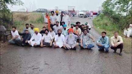 ਰੂਪਨਗਰ: ਕੀਰਤਪੁਰ ਸਾਹਿਬ ਵਿਖੇ ਲੋਹਡ ਖੱਡ ਗੇਟਾਂ ਤੇ ਆਪ ਆਗੂਆਂ ਵੱਲੋਂ ਹਰਿਆਣੇ ਨੂੰ ਪਾਣੀ ਦੇਣ ਦੇ ਮਾਮਲੇ ਦੇ ਵਿਰੁੱਧ ਚੋਂ ਲਗਾਇਆ ਰੋਸ ਧਰਨਾ