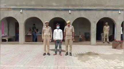 इकौना: चिचड़ी मोड़ से पुलिस ने गैंगस्टर एक्ट के एक वांछित शातिर अपराधी को किया गिरफ्तार