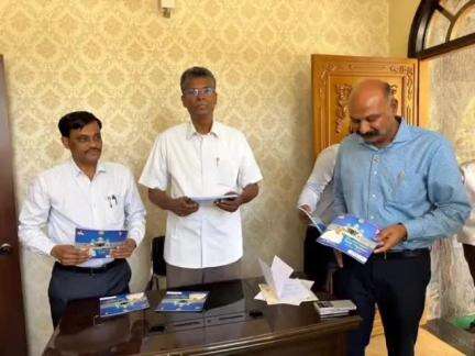 ಗೋಕಾಕ: ಪಂಚ ಗ್ಯಾರಂಟಿ ಕಿರುಪುಸ್ತಕ ಬಿಡುಗಡೆ ಜನರ ಜೀವನಮಟ್ಟ ಸುಧಾರಣೆಗೆ ಗ್ಯಾರಂಟಿ ಸಹಕಾರಿ: ಪಟ್ಟಣದಲ್ಲಿ ಸಚಿವ ಸತೀಶ್‌ ಜಾರಕಿಹೊಳಿ