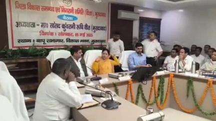कांठ: विकास भवन में आयोजित दिशा की बैठक में जनपद के विकास कार्यों को लेकर की गई चर्चा