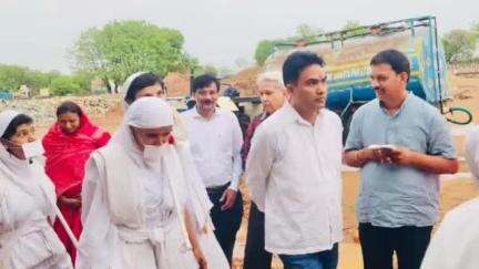 चित्तौड़गढ़: रिठोला चौराहे पर चित्तौड़गढ़ विधायक चंद्रभान सिंह ने जैन संतों से की मुलाकात, लिया आशीर्वाद