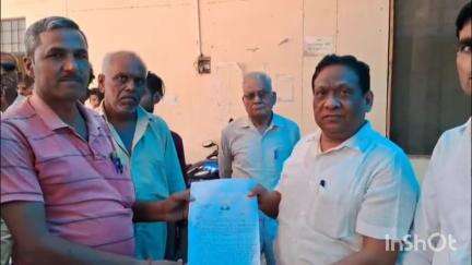 बिसौली: मलखानपुर गांव के ग्रामीणों ने कांग्रेस सदस्यों के साथ आवारा पशुओं और बंदरों की रोकथाम के लिए ज्ञापन सौंपा