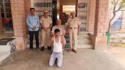 #Balotra: कस्बा बायतु में जे.सी. फैशन शाॅप में आगजनी में शरीक 10,000₹ का एक और ईनामी अपराधी सिमरथाराम गिरफ्तार।
#Baytu