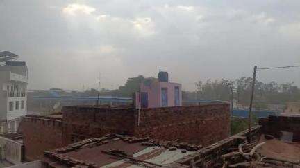 उरई में आई बहुत तेज आंधी चली तेज हवाएं हर जगह धूल ही धूल का माहौल रहा