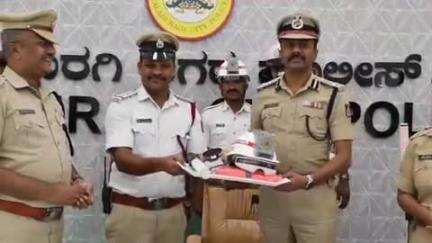 ಕಲಬುರಗಿ: ನಗರದಲ್ಲಿ ಟ್ರಾಫಿಕ್ ಪೊಲೀಸರಿಗೆ ಹವಾನಿಯಂತ್ರಿತ ಹೆಲ್ಮೆಟ್ ವಿತರಿಸಿದ ನಗರ ಪೊಲೀಸ್ ಆಯುಕ್ತರು