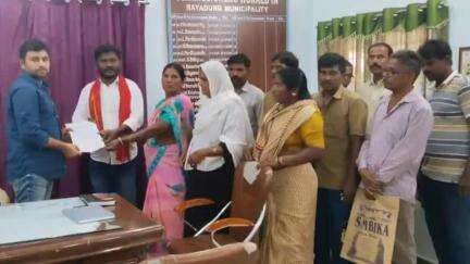 రాయదుర్గం: ఈనెల 20న సార్వత్రిక సమ్మెలో భాగంగా విధులు బహిష్కరిస్తున్నట్లు సమ్మె నోటీసు ఇచ్చిన పట్టణ మున్సిపల్ కార్మికులు
