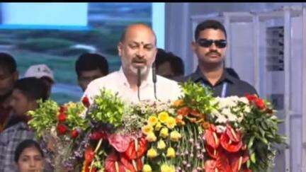 అసిఫాబాద్: వెనుక పడేసిన ప్రాంతం ఆసిఫాబాద్: కేంద్ర మంత్రి నితిన్ గడ్కరీ సభలో మంత్రి బండి సంజయ్
