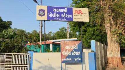 નડિયાદ: ચકલાસી ગામમાં 500 પેટી બિયરના જથ્થા સાથે ત્રણ ઈસમો ઝડપાયા, રૂ.43 લાખ ઉપરાંતનો મુદ્દામાલ જપ્ત