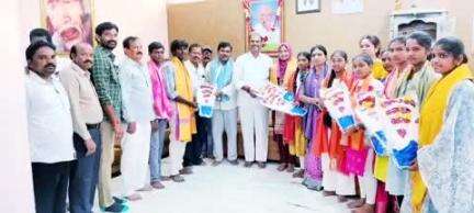 గద్వాల్: జిల్లాలో ప్రభుత్వ పాఠశాల విద్యార్థులను శాలువాతో సన్మానించిన:ఎమ్మెల్యే బండ్ల కృష్ణ మోహన్ రెడ్డి
