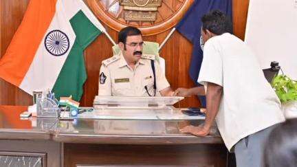 మీకోసం కార్యక్రమానికి సమస్యలతో వచ్చిన ప్రజల వద్ద నుండి స్వయంగా ఫిర్యాదులు స్వీకరించిన జిల్లా ఎస్పీ ఆర్.గంగాధరరావు