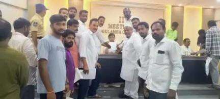 గద్వాల్: వరి కొనుగోలు కేంద్రాలలో రైతులను మోసం చేస్తున్నారనీ అదనపు కలెక్టర్ నర్సింగరావు వినతి పత్రం: బిఆర్ఎస్ పార్టీ నాయకులు