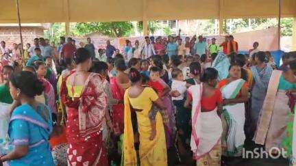 মৰিগাঁও: কোঁৱৰ গাঁৱত ঘটিল অনুৰূপ ঘটনা, একেখন মঞ্চতে বিজেপি আৰু নিৰ্দলীয় প্ৰাৰ্থীৰ প্ৰচাৰ সভা অনুষ্ঠিত