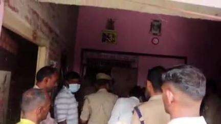इकौना: सोनरई में एक घर के कमरे में फंदे से लटकते मिले प्रेमी जोड़े के शव, जांच व कार्रवाई में जुटी पुलिस
