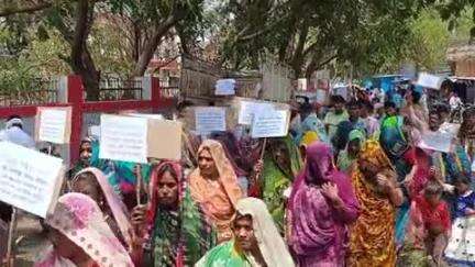 जतारा: जतारा जनपद पंचायत CEO पर लगे भ्रष्टाचार के आरोप, महिला सरपंच ने सैकड़ों महिलाओं के साथ कलेक्टर कार्यालय में दिया ज्ञापन