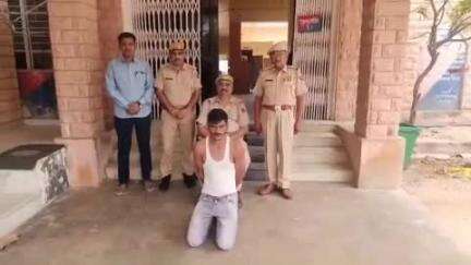 बायतु: बायतु पुलिस ने कार्रवाई करते हुए दुकान में आगजनी के मामले में शामिल ₹10,000 का इनामी अपराधी किया गिरफ्तार