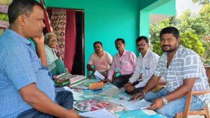 परिहार: बबूरबन में राजस्व कर्मचारी की मौजूदगी में किसान पंजीकरण का कार्य पूरा हुआ
