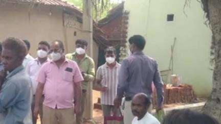 बलियापुर: चिकन पॉक्स से मनू मल्लिक की मौत के बाद बलियापुर सीएचसी की मेडिकल टीम प्रभावित गांव पहुंची