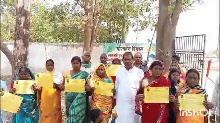 करपी: नगमां पंचायत के भूमिहीन परिवारों को 3 डिसमिल जमीन देने का प्रस्तावित पर्चा जिला पदाधिकारी को सौंपा गया