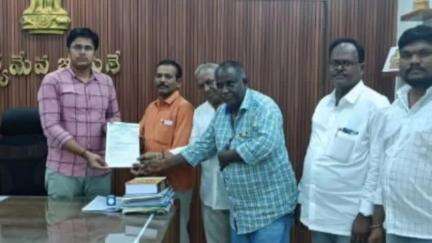 పత్తికొండ: పత్తికొండలో ఆర్టీసీ డిపో సమస్యలు తీర్చాలని డిపో కార్యదర్శి భాష ఆధ్వర్యంలో ఆర్డీవో భరత్ నాయక్ వినతి పత్రం