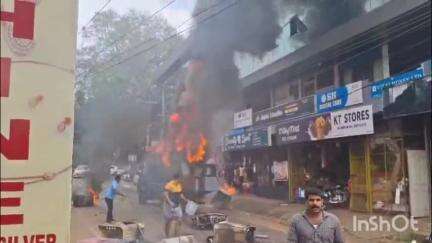 പെരിന്തല്‍മണ്ണ: അങ്ങാടിപ്പുറം പരിയാപുരം റോഡിൽ ആക്രി സാധനങ്ങളുമായി വന്ന മിനി ലോറിക്ക് തീപിടിച്ചു