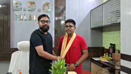 ফালাকাটা: সোমবার ফালাকাটার দুই কৃতি ছাত্র অঞ্চ ও দেবার্ঘ্যকে সংবর্ধনা প্রদান করল ফালাকাটা ব্লক প্রশাসন