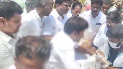 கறம்பக்குடி: கெண்டையன்பட்டியில் சாலை விபத்தில் 3 பேர் உயிரை முதலுதவி சிகிச்சை வழங்கி காப்பாற்றிய Ex அமைச்சர் விஜயபாஸ்கர்.
Ex MLA ராசு பலத்த காயம்