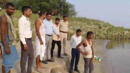 बख्तियारपुर: बख्तियारपुर प्रखंड के काला दियारा में गंगा घाट पर स्नान करते समय दो चचेरे भाई-बहन डूबे, दोनों की तलाश जारी