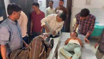 बेंगाबाद: डाक बंगला के पास सड़क हादसे में 6 लोग घायल, सदर अस्पताल और नवजीवन नर्सिंग होम में चल रहा इलाज