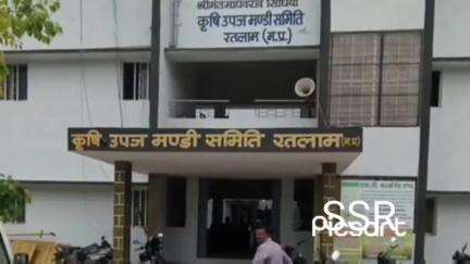 रतलाम नगर: किसानों ने कृषि उपज मंडी गेट दो घंटे के लिए बंद रखा, 7 ट्रैक्टरों से बैटरी चोरी होने पर विरोध प्रदर्शन किया
