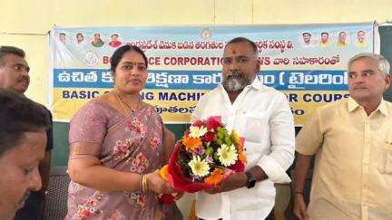 పూతలపట్టు: యాదమరి మండలంలో కుట్టుమిషన్ల శిక్షణ కార్యక్రమాన్ని ప్రారంభించిన  ఎమ్మెల్యే