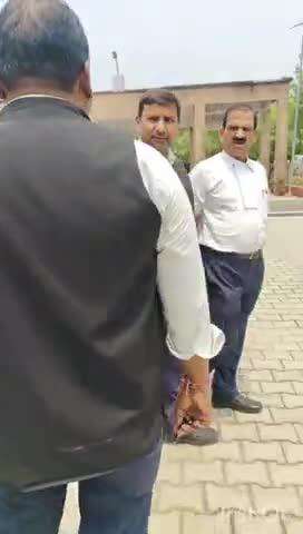धनघटा के तहसीलदार के खिलाफ वकीलों ने सिविल बार के अध्यक्ष वीरेंद्र कुमार मिश्रा की अगुवाई में डीएम को सौंपा ज्ञापन