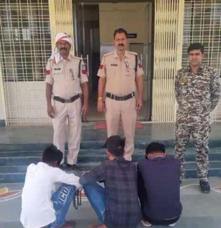 खरगापुर: कुड़ीला थाना पुलिस ने गेहूं चोरी मामले का किया खुलासा, तीन आरोपी गिरफ्तार