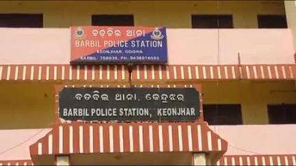 କେନ୍ଦୁଝର ସହର: ଟଣ୍ଟୋ ନିକଟରୁ ଚୋରା ମାଙ୍ଗାନିଜ ବୋଝେଇ ହାଇୱା ଜବତ ସହ ୨ ଜଣଙ୍କୁ ଗିରଫ କଲା ପୋଲିସ