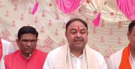 दिनारा: गुनसेज गांव पहुंच मंत्री संतोष कुमार सिंह ने दुर्घटना में मौत हुई आश्रितों को दी सहायता राशि का चेक