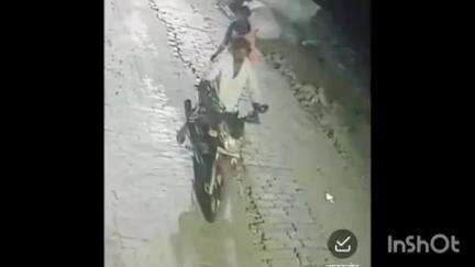 सफीपुर: स्टेशन रोड पर दिनदहाड़े बाइक चोरी का वीडियो आया सामने, दो युवकों ने की बाइक चोरी, पुलिस जांच में जुटी