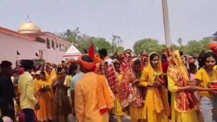 रसड़ा: खड़सरा के शिव मंदिर में प्राण प्रतिष्ठा यज्ञ के लिए निकली भव्य कलश यात्रा, बड़ी संख्या में महिलाएं और भक्त शामिल हुए