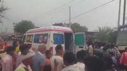 भिनगा: सेमरी चौराहे पर प्राइवेट बस की टक्कर से बाइक सवार युवक की हुई मौत, कार्रवाई में जुटी पुलिस