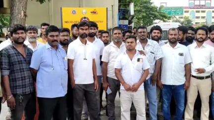 கோவை தெற்கு: ஆட்சியர் அலுவலகத்தில் கால் டாக்ஸி ஓட்டுநர்கள் மனு
