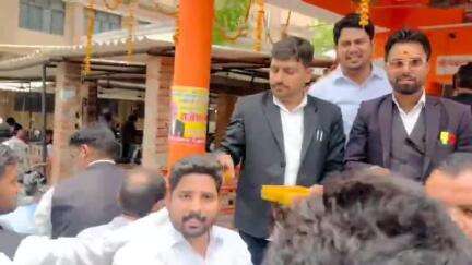 सोरांव: बार एसोसिएशन अधिवक्ता संघ के अध्यक्ष के रूप में चयनित वामिक एजाज फारूकी ने सोरांव तहसील में मनाया जश्न