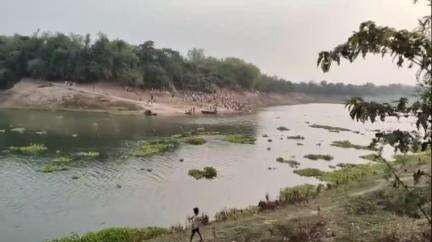 পুরাতন মালদা: মহানন্দা নদীতে তলিয়ে গেল এক গৃহবধূ ঘটনায় আসিনা বাগান এলাকায় ব্যাপক চাঞ্চল্য