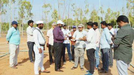 ఎమ్మిగనూరు: బనవాసి గ్రామంలో మే 6వ తేదీన జరిగే టెక్స్టైల్ పార్క్ భూమి పూజ సందర్భంగా స్థల ప్రాంతాలను తనిఖీ చేసి, ఏర్పాట్లను సబ్ కలెక్టర్ మౌర్య భరద్వాజ్ పరిశీలించారు