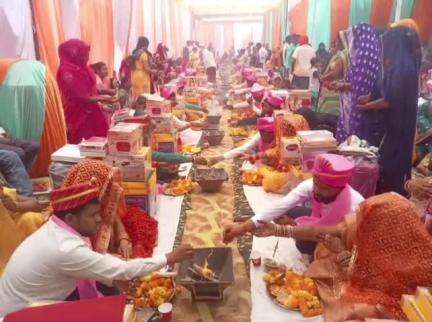 पिंड्रा: वाराणसी में मुख्यमंत्री के द्वारा सामूहिक विवाह का आयोजन, नव दंपत्तियों ने लिए सात फेरे