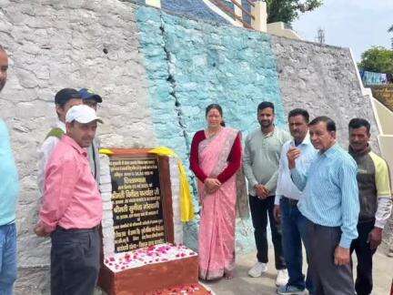 बाराकोट ब्लॉक प्रशासक विनीता फर्त्याल ने मुख्यमंत्री घोषणा से संपर्क मार्ग का किया शिलान्यास।