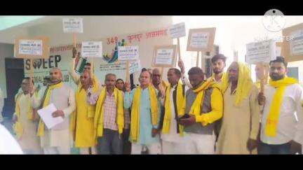 फूलपुर: फूलपुर तहसील परिसर में जातीय जनगणना के समर्थन में सुभासपा पार्टी के लोगों ने SDM को सौंपा ज्ञापन