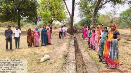 आसपुर: मनरेगा योजना का निरीक्षण, अधिकारियों ने आसपुर पंचायत समिति की ग्राम पंचायतों का लिया जायजा