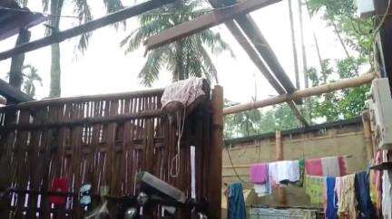 ছিপাঝাৰ: বতৰৰ কালৰূপ! ছিপাঝাৰৰ  বিস্তৰ ক্ষতিসাধন,ধুমুহাই ভাঙি পেলায় ঘৰ দুৱাৰ