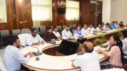 নগাঁও: জিলা আয়ুক্ত কাৰ্যালয়ত পঞ্চায়ত নিৰ্বাচনৰ পৰিচালনাৰ বাবে স্থাপন কৰা বিভিন্ন কোষৰ বিষয়াসকলৰ সৈতে বৈঠকত মিলিত জিলা আয়ুক্ত