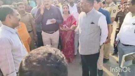 पेण: परिवहन मंत्री प्रताप सरनाईक यांची पेण एसटी डेपोला अचानक भेट
स्वच्छतेबाबत विभाग नियंत्रक यांना धरले धारेवर