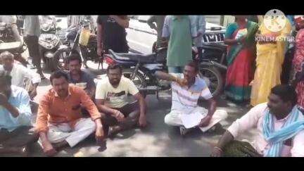 సత్తుపల్లి: కల్లూరులో ధాన్యం కొనుగోలు చేయాలని డిమాండ్ చేస్తూ రోడ్డుపై బైఠాయించి ఆందోళన చేసిన రైతులు